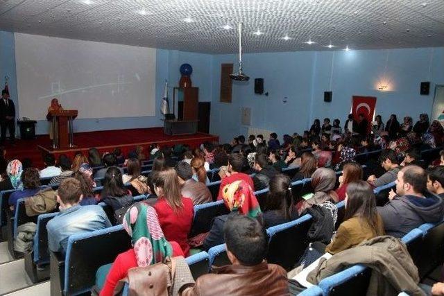 Ağrı İbrahim Çeçen Üniversitesi Öğrencileri Ebolayı Anlattı