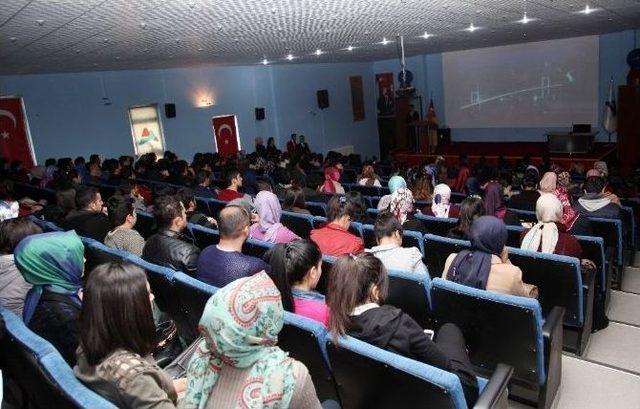 Ağrı İbrahim Çeçen Üniversitesi Öğrencileri Ebolayı Anlattı