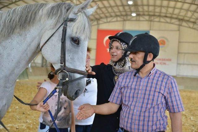 Vali Kaymak, Büyükşehir Belediyesi Atlı Spor Tesislerini Gezdi