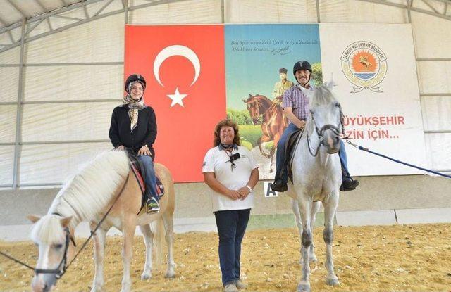 Vali Kaymak, Büyükşehir Belediyesi Atlı Spor Tesislerini Gezdi