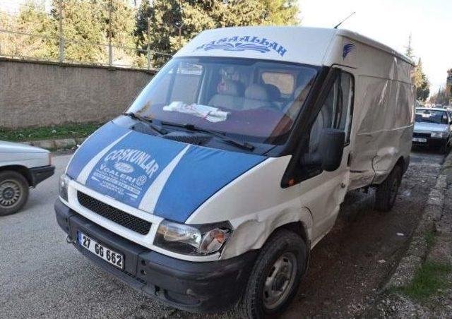 Ambulansla Çarpışan Minibüsün Sürücüsü Yaralandı