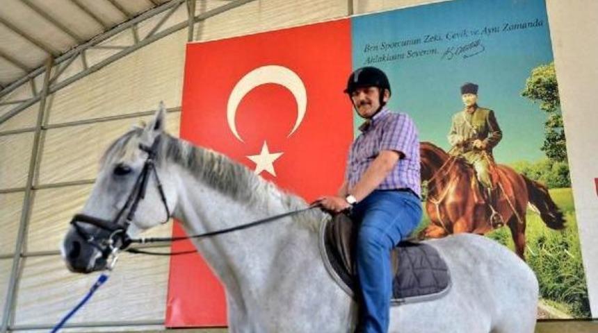 Samsun Valisi Osman Kaymak, At &Uuml;zerinde Poz Verdi