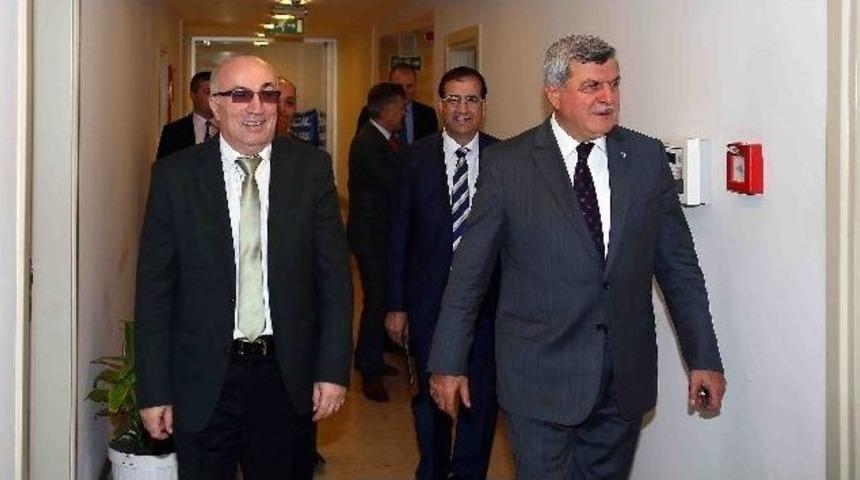 Kocaeli B&uuml;y&uuml;kşehir Belediye Başkanı Karaosmanoğlu Fabrika Gezilerini S&uuml;rd&uuml;r&uuml;yor