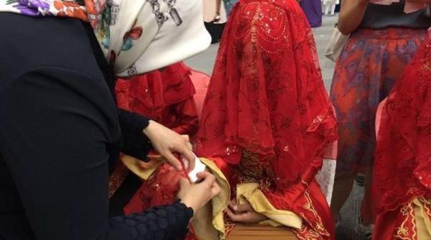 Arnavutk&ouml;y'de Toplu Kına T&ouml;reni