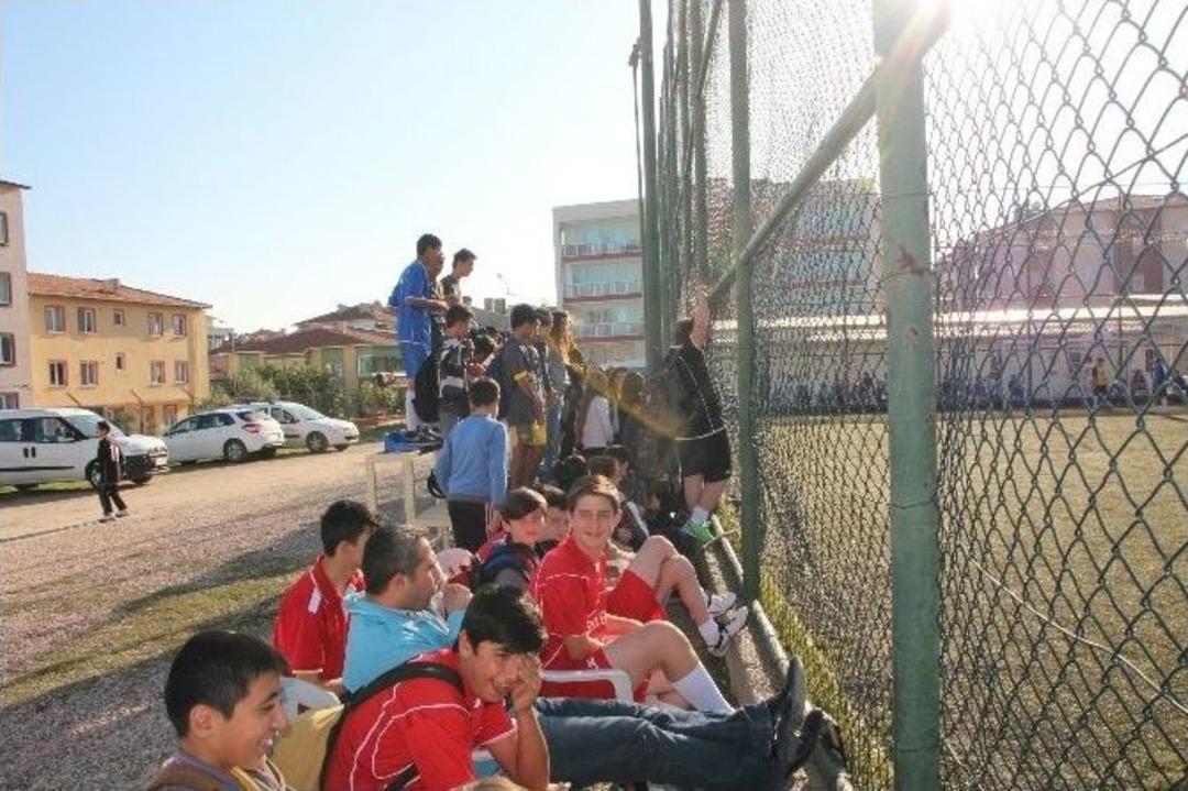 Ortaokullar Arası Halı Saha Turnuvasında Ertuğrulgazi Ortaokulu Şampiyon Oldu