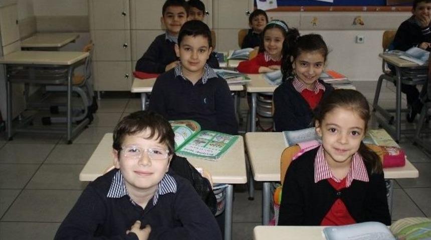 Akansu Koleji, 8 Yıldır G&uuml;ne Kitap Okuyarak Başlıyor