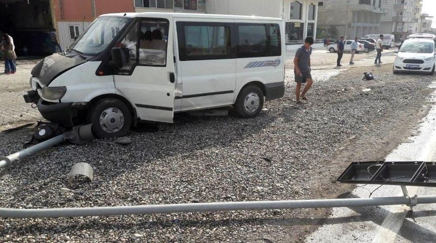 Trafik Işıklarına &Ccedil;arparak Durabildi