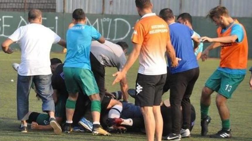 Amat&ouml;r Lig Hazırlık Ma&ccedil;ında Oyuncular Tekme Tokat Birbirine Girdi