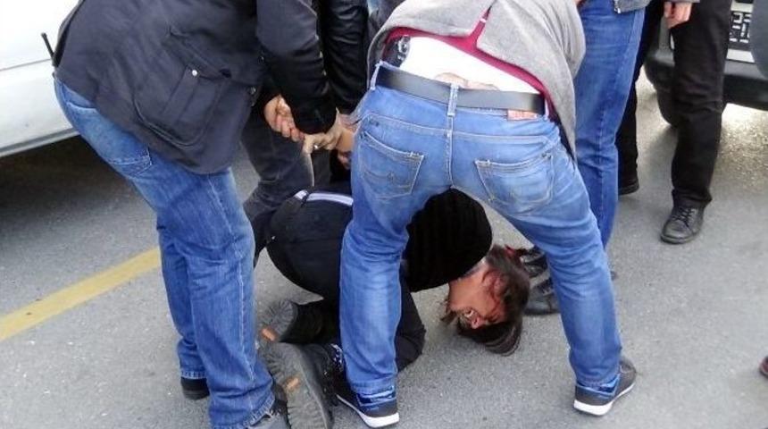 Adliye İ&ccedil;erisinde Slogan Atan Eylemcilere G&ouml;zaltı