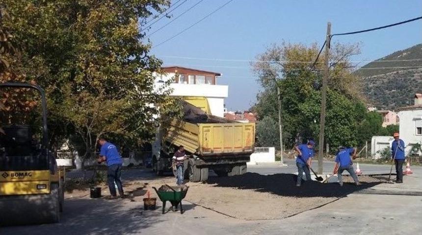 Fo&ccedil;a&rsquo;da Bozuk Yollara Bakım Yapılıyor