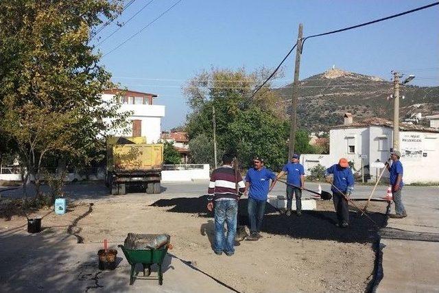 Fo&ccedil;a&rsquo;da Bozuk Yollara Bakım Yapılıyor 1