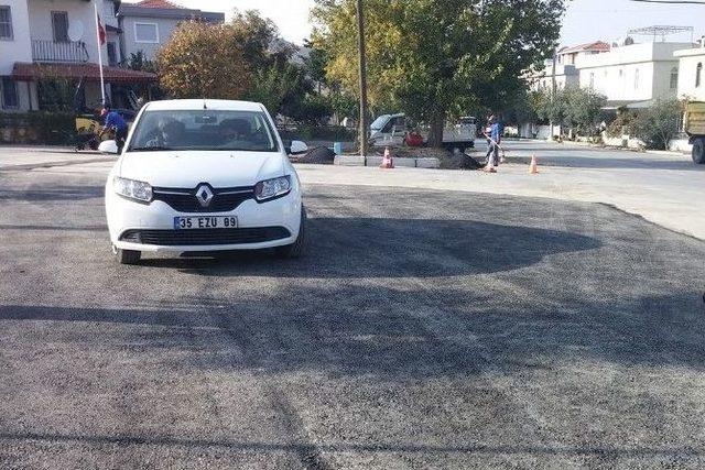 Fo&ccedil;a&rsquo;da Bozuk Yollara Bakım Yapılıyor 2