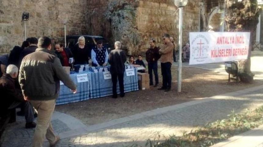 Kilise &Ouml;n&uuml;nde İncil Dağıtımına Polis M&uuml;dahale Etti