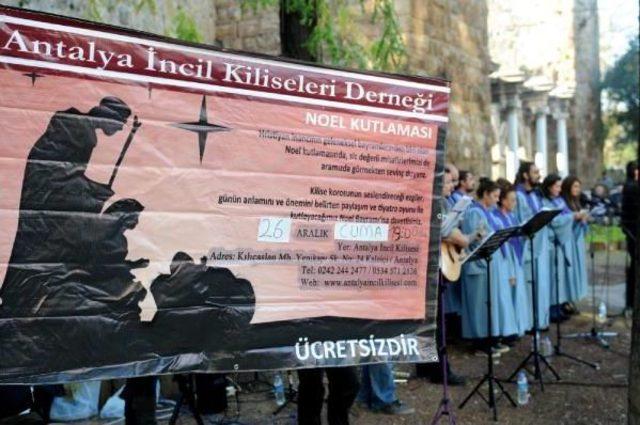 Kilise Önünde İncil Dağıtımına Polis Müdahale Etti