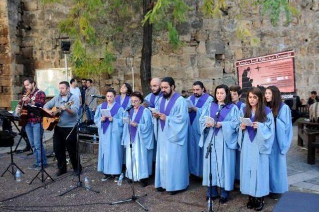 Kilise Önünde İncil Dağıtımına Polis Müdahale Etti