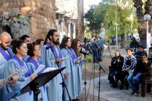 Kilise Önünde İncil Dağıtımına Polis Müdahale Etti