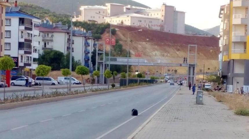 Ş&uuml;pheli Paketten Kıyafet Ve Yiyecek &Ccedil;ıktı