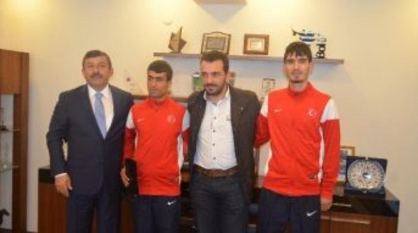 D&uuml;nya İkincisine 10 Cumhuriyet Altını Hediye Etti