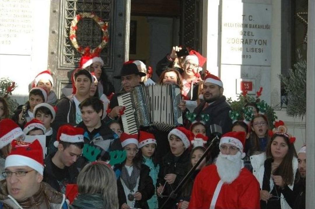 Rum &Ouml;ğrenciler, &rsquo;kalanda&rsquo; Şarkısını İstiklal Caddesinde S&ouml;yledi