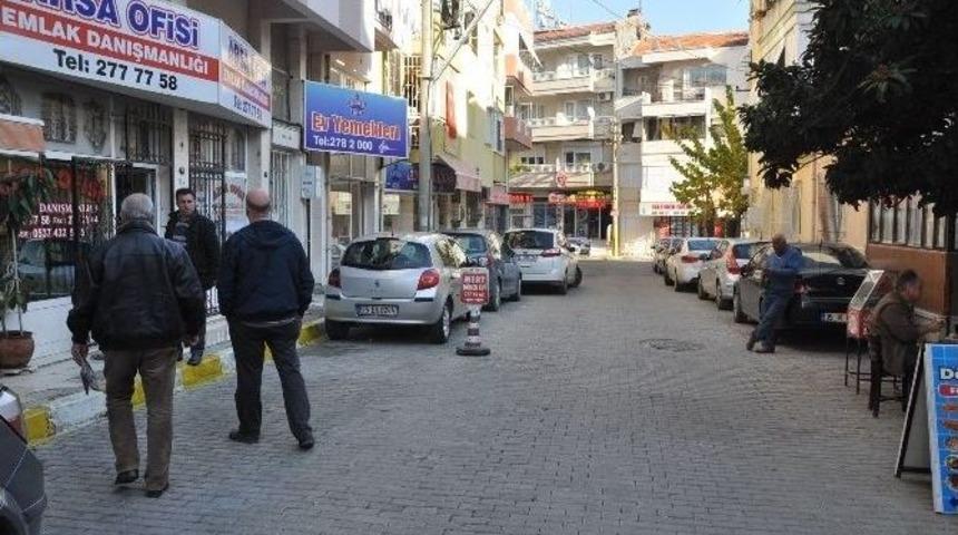 Sokak Ortasında &Ouml;nce Kadını Sonra Kendini Bı&ccedil;akladı