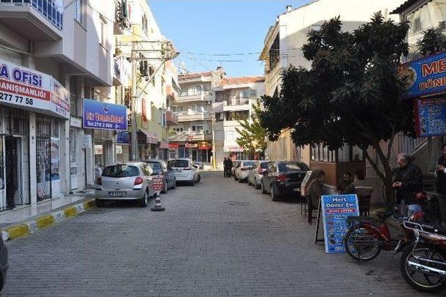 Sokak Ortasında Önce Kadını Sonra Kendini Bıçakladı