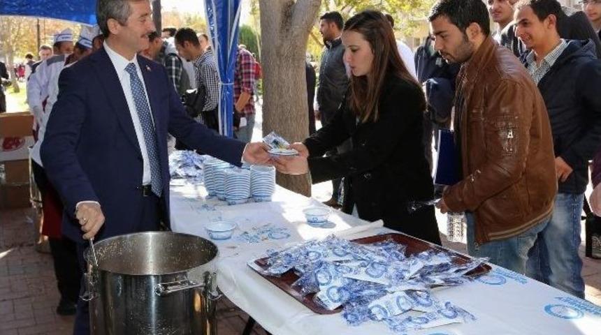Başkan Tahmazoğlu&rsquo;ndan &Uuml;niversitelilere Aşure İkramı