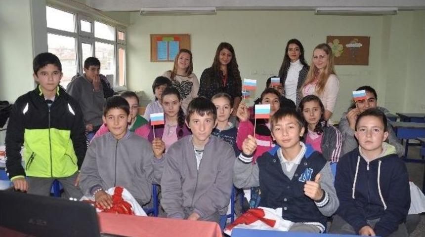 Erasmuslu &Ouml;ğrenciler Seyitgazi&rsquo;de Minik &Ouml;ğrencilerle Buluştu