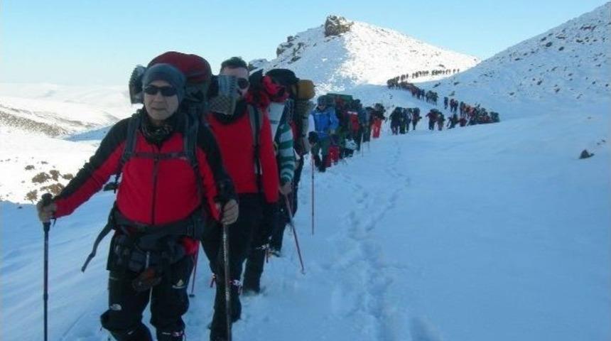 Edkik Allahuekber Dağlarının Zirvesinde