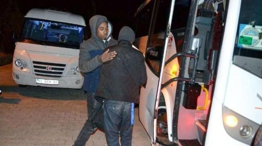 Ayvalık&rsquo;ta 41 Ka&ccedil;ak G&ouml;&ccedil;men Sahil G&uuml;venlikten Ka&ccedil;amadı