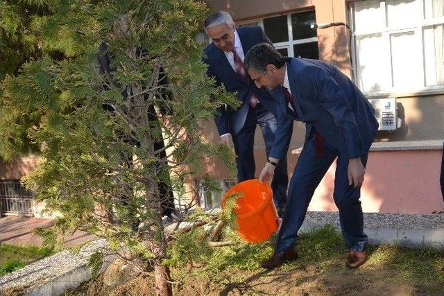 Manisa Valisi&rsquo;ne Plaket Yerine Fidan 1