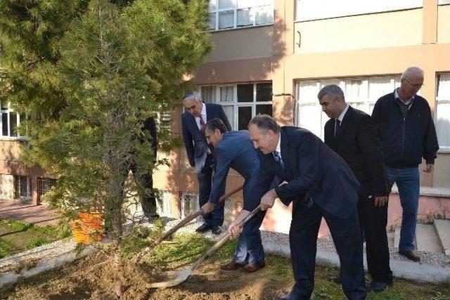 Manisa Valisi&rsquo;ne Plaket Yerine Fidan 2