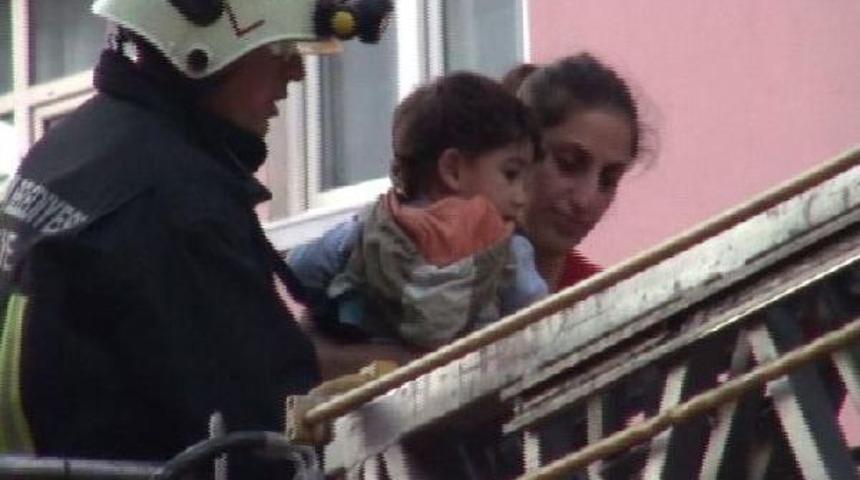 Apartmandaki Yangında 3 Kişi Yaralandı