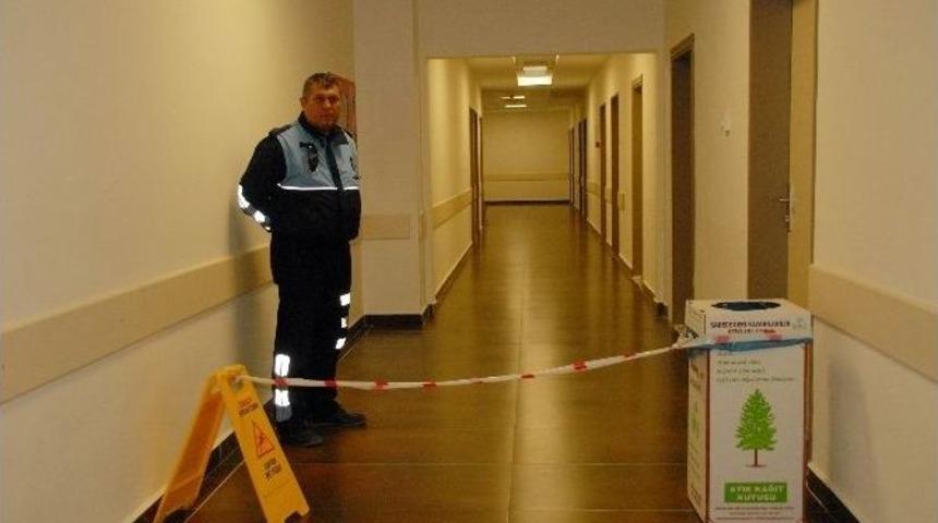 Pa&uuml; &Ouml;ğretim &Uuml;yesi Odasında &Ouml;l&uuml; Bulundu