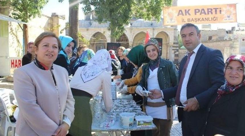 Ak Partili Kadınlar Aşure Dağıttı