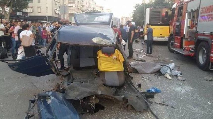 Kadık&ouml;y'de Otomobil Belediye Otob&uuml;s&uuml;n&uuml;n Altına Girdi &Ouml;l&uuml; Ve Yaralılar Var (1)