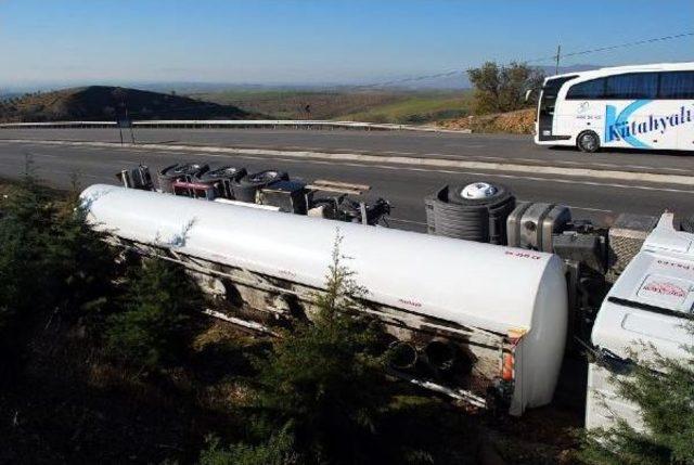 Bitkisel Yağ Yüklü Tanker Şarampole Devrildi