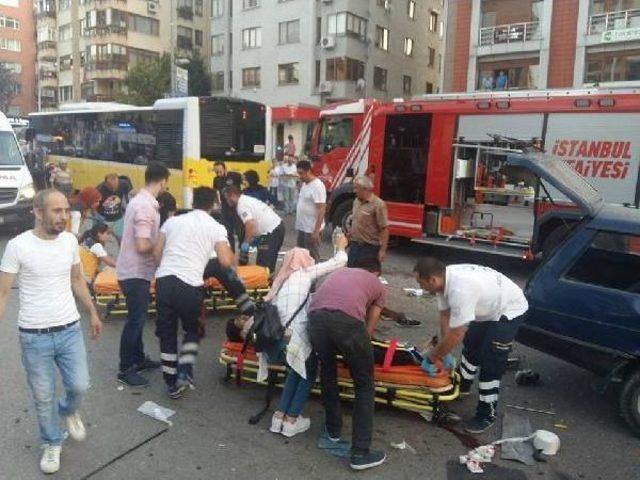 Kadıköy'de Otomobil Belediye Otobüsünün Altına Girdi Ölü Ve Yaralılar Var (1)