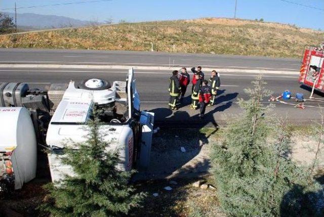 Bitkisel Yağ Yüklü Tanker Şarampole Devrildi