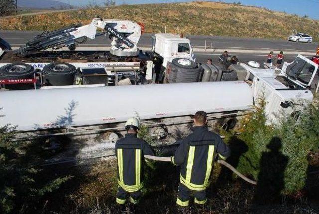 Bitkisel Yağ Yüklü Tanker Şarampole Devrildi