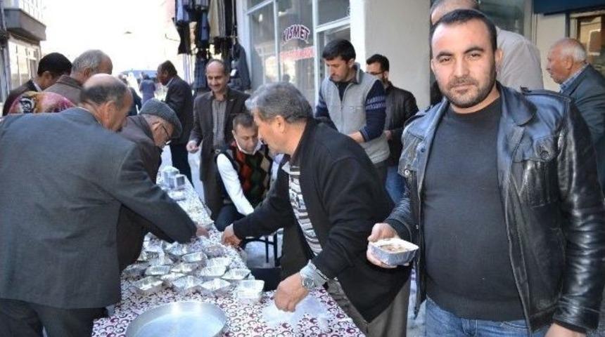 Esnaflar, Vatandaşlara Aşure Dağıttı