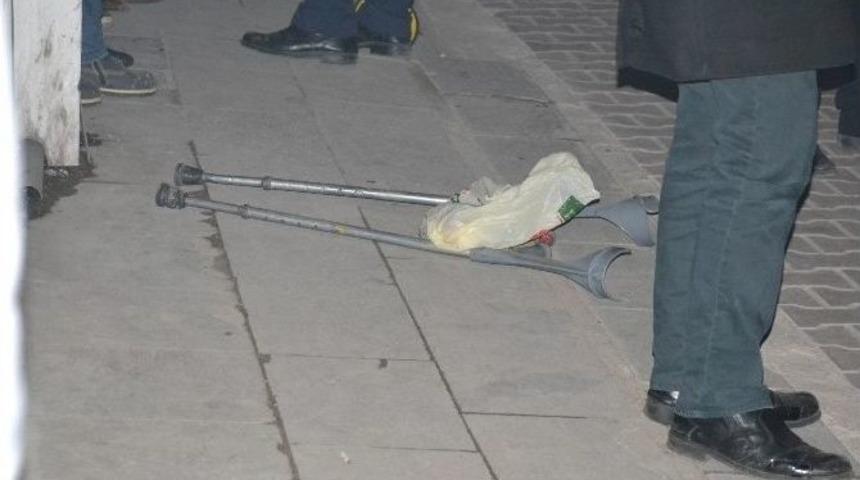 Otob&uuml;s&uuml;n Altında Kalan Engelli Şahıs &Ouml;ld&uuml;