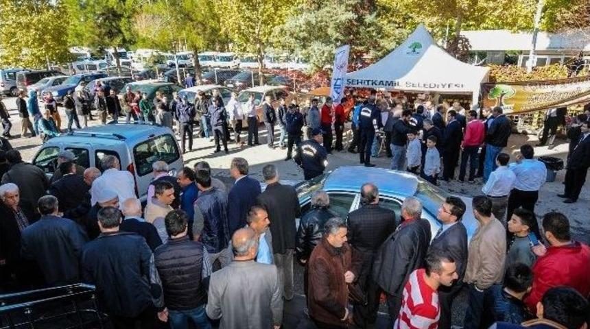 Şehitkamil Belediyesi Cuma Namazı Sonrası Aşure Dağıttı