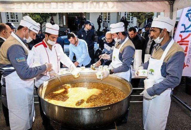 Şehitkamil Belediyesi Cuma Namazı Sonrası Aşure Dağıttı