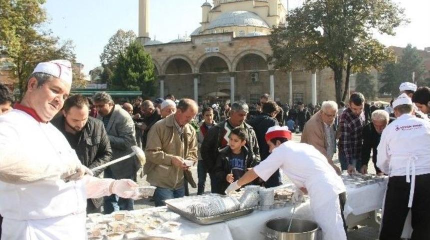 Hayırsever İş Adamı Aşure Dağıttı