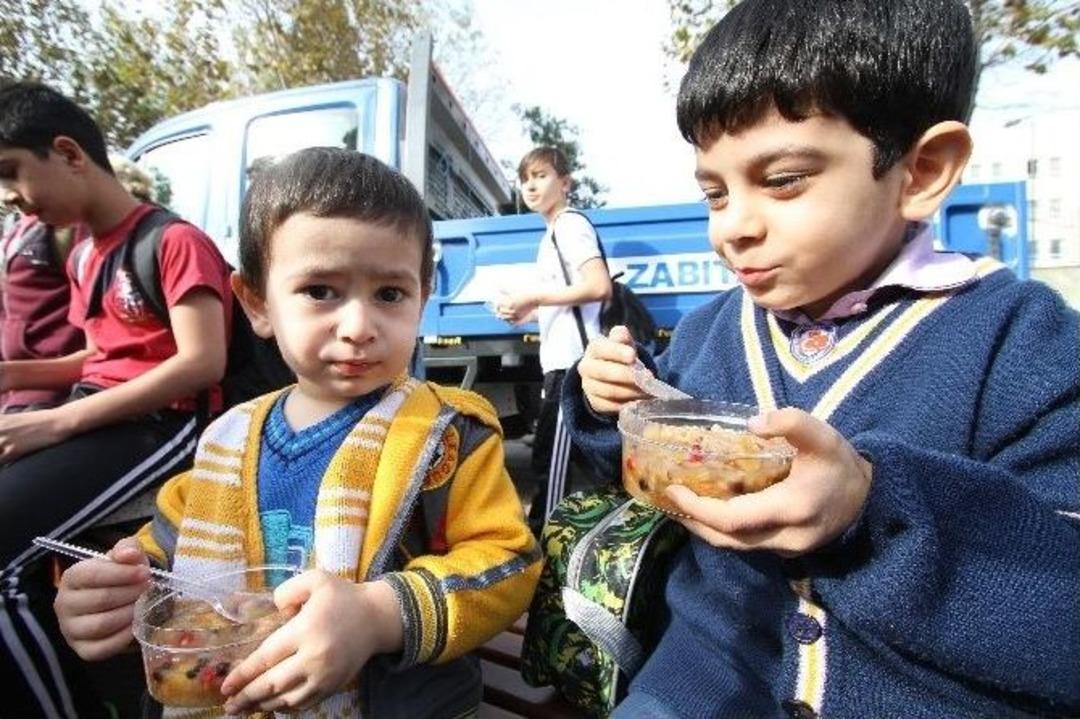 Aşure Alabilmek İ&ccedil;in Dakikalarca Sıra Beklediler