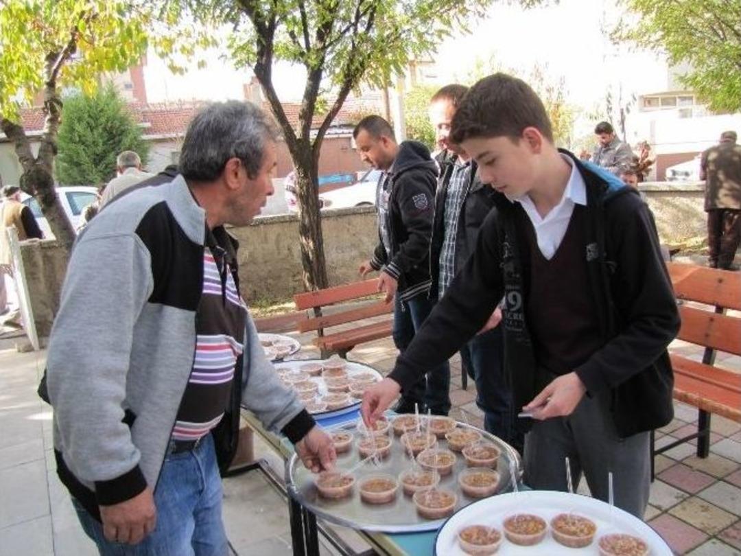 Kız Kur&rsquo;an Kursu&rsquo;ndan Aşure İkramı