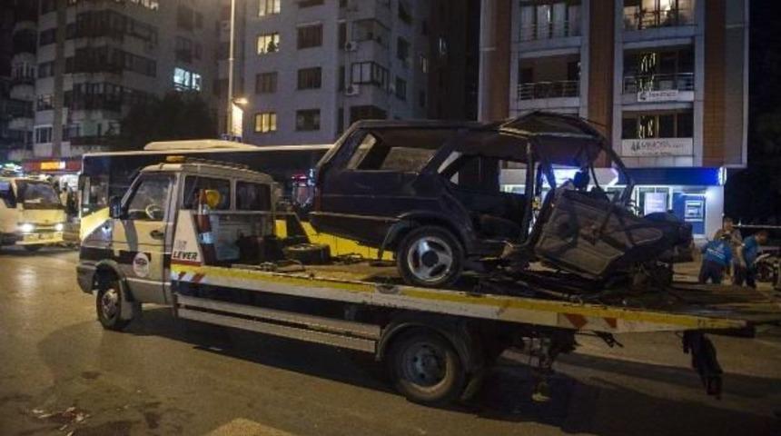 Fotoğraflar //kadık&ouml;y'de Otomobil Belediye Otob&uuml;s&uuml;n&uuml;n Altına Girdi; 1 &Ouml;l&uuml; 3 Yaralı