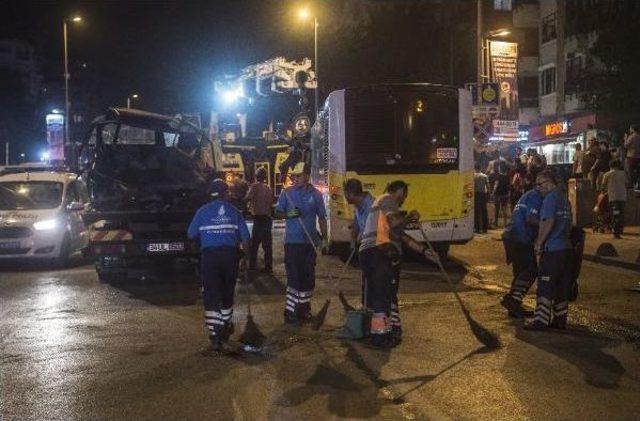 Fotoğraflar //kadıköy'de Otomobil Belediye Otobüsünün Altına Girdi; 1 Ölü 3 Yaralı