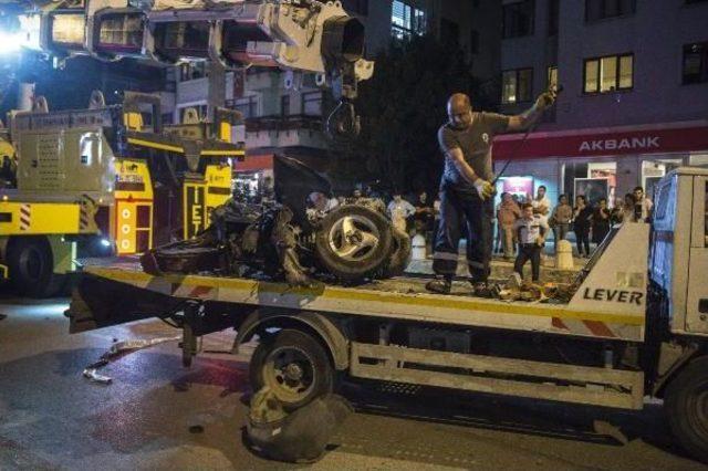 Fotoğraflar //kadıköy'de Otomobil Belediye Otobüsünün Altına Girdi; 1 Ölü 3 Yaralı