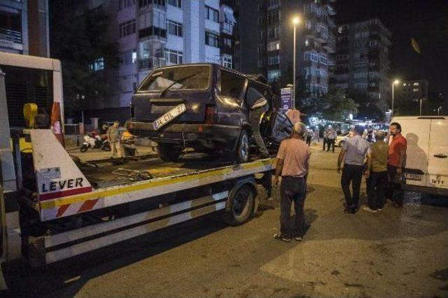 Fotoğraflar //kadıköy'de Otomobil Belediye Otobüsünün Altına Girdi; 1 Ölü 3 Yaralı